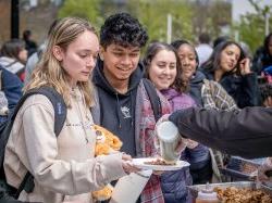 学生们排队品尝国际美食.